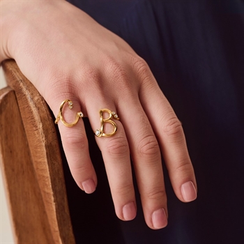 Alphabet Ring in Vergoldet Silber mit dem Buchstaben A von Maanesten